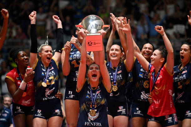 女排亚洲杯直播：中日韩三强争霸，谁将问鼎冠军？