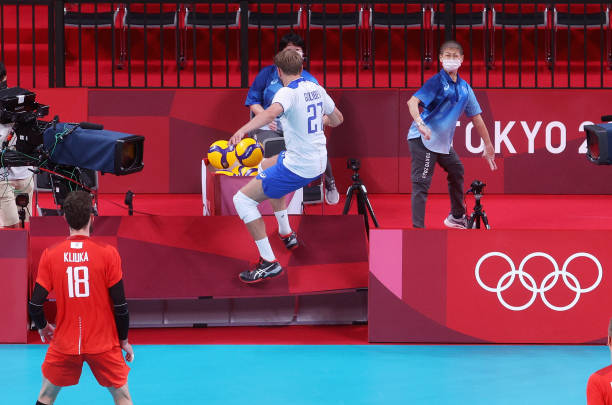 郎平是谁？中国女排传奇教练的辉煌人生