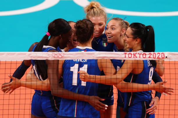 排球发球姿势与发力要点详解