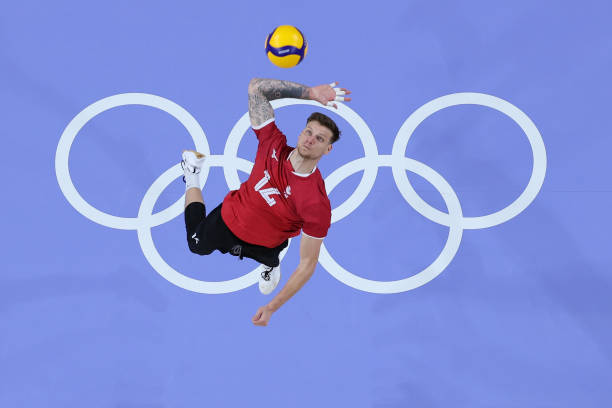 顶级排球选手鱼跃救球集锦：极限反应与技巧